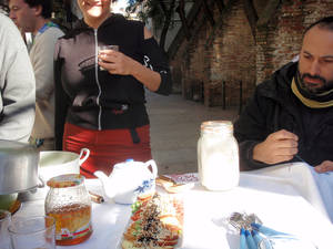 moshe embroidering microculturas